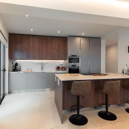 Sea Front - Spacious - Beautiful Lejlighed