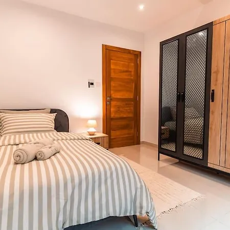 Sea Front - Spacious - Beautiful Apartment Sliema