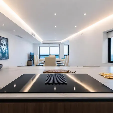 Sea Front - Spacious - Beautiful סליאמה