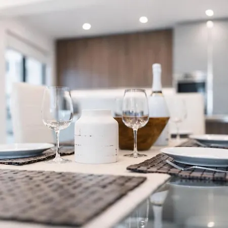 Sea Front - Spacious - Beautiful סליאמה